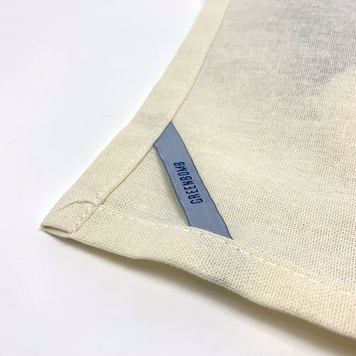 Naturfarbene Bio-Baumwoll-Teeküche mit Label, ideal für Katzenspielzeug und Haustierbedarf.